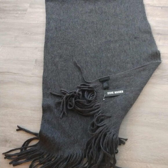 Large Super Soft Steve Madden Black Blanket Scarf - Picture 3 of 7